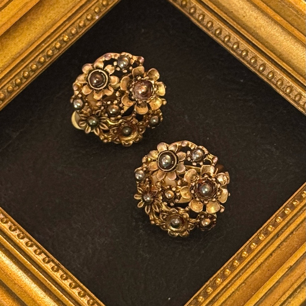 VTG Gorgeous Brassy Gold Floral Cluster w/ Grey Pearls Earrings - Picture 5 of 16
